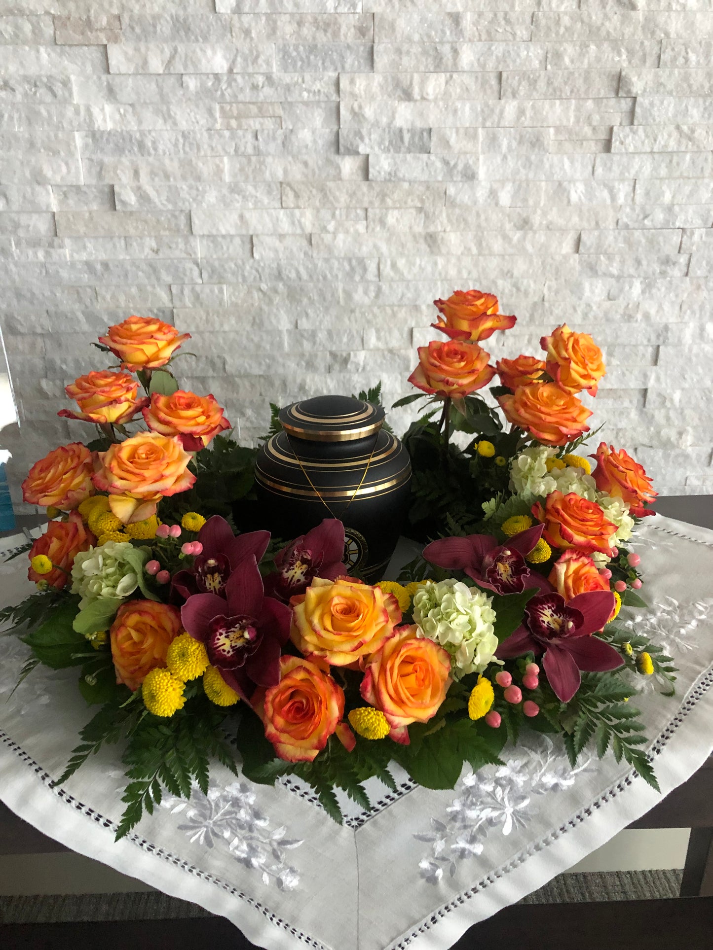 Arrangement d'urne rouge blanc bleu