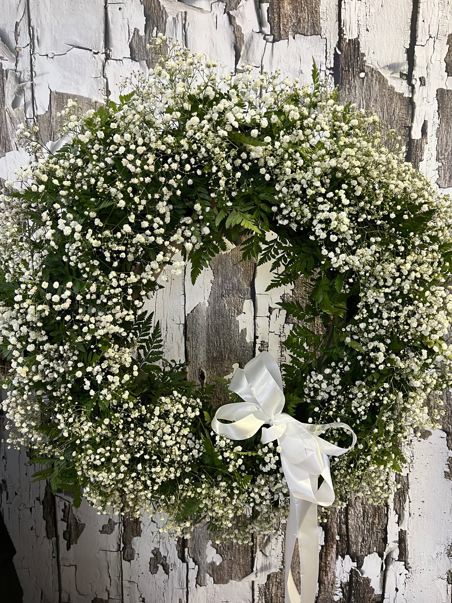 Couronne d'orchidées blanches et de roses