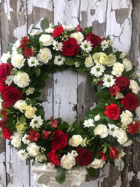 Classic Red & White Wreath - florist La Quenouille